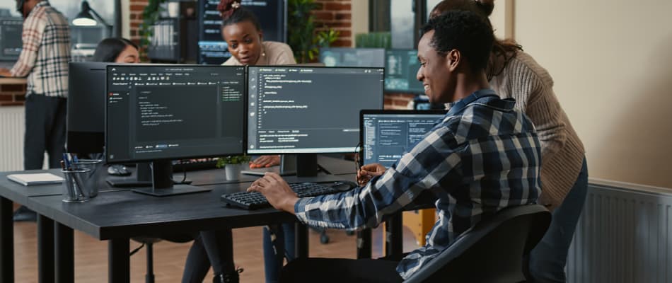 Équipe zainaSoft au bureau de Lusaka · développement web et logiciel